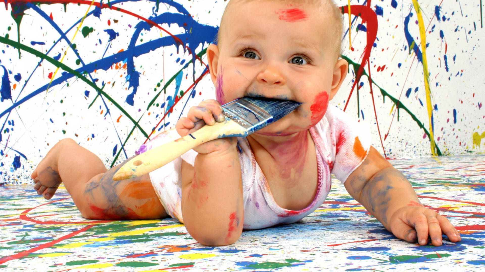 Sjovt Babymaling Splash Billede Tapet Wallpaper