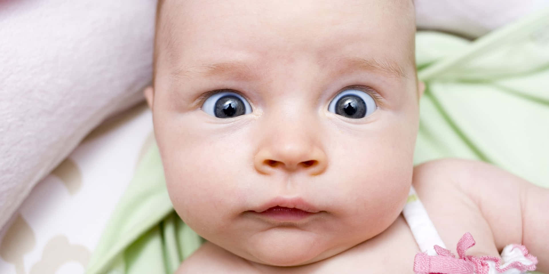 Новорожденный ребенок глазки. Глаза новорожденного. Глаза у новорожденных детей. Цвет глаз у новорожденных. Взгляд новорожденного.
