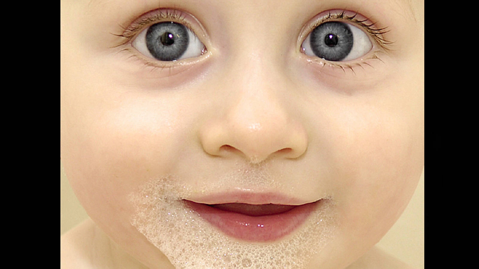 Sjovt barn med store øjne Wallpaper