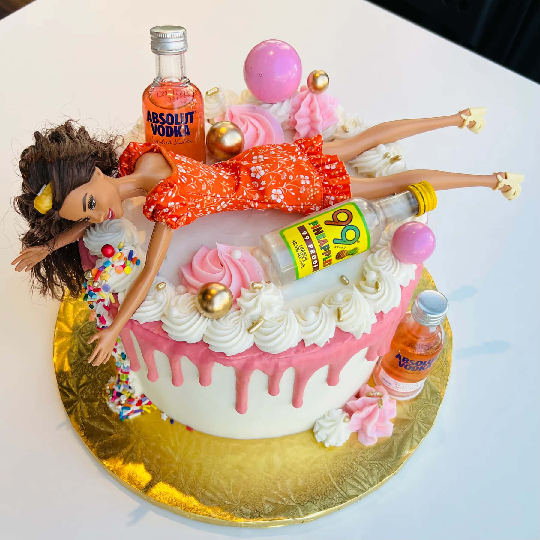 Lustigesbild Von Barbie Bei Einer Feucht-fröhlichen Party.