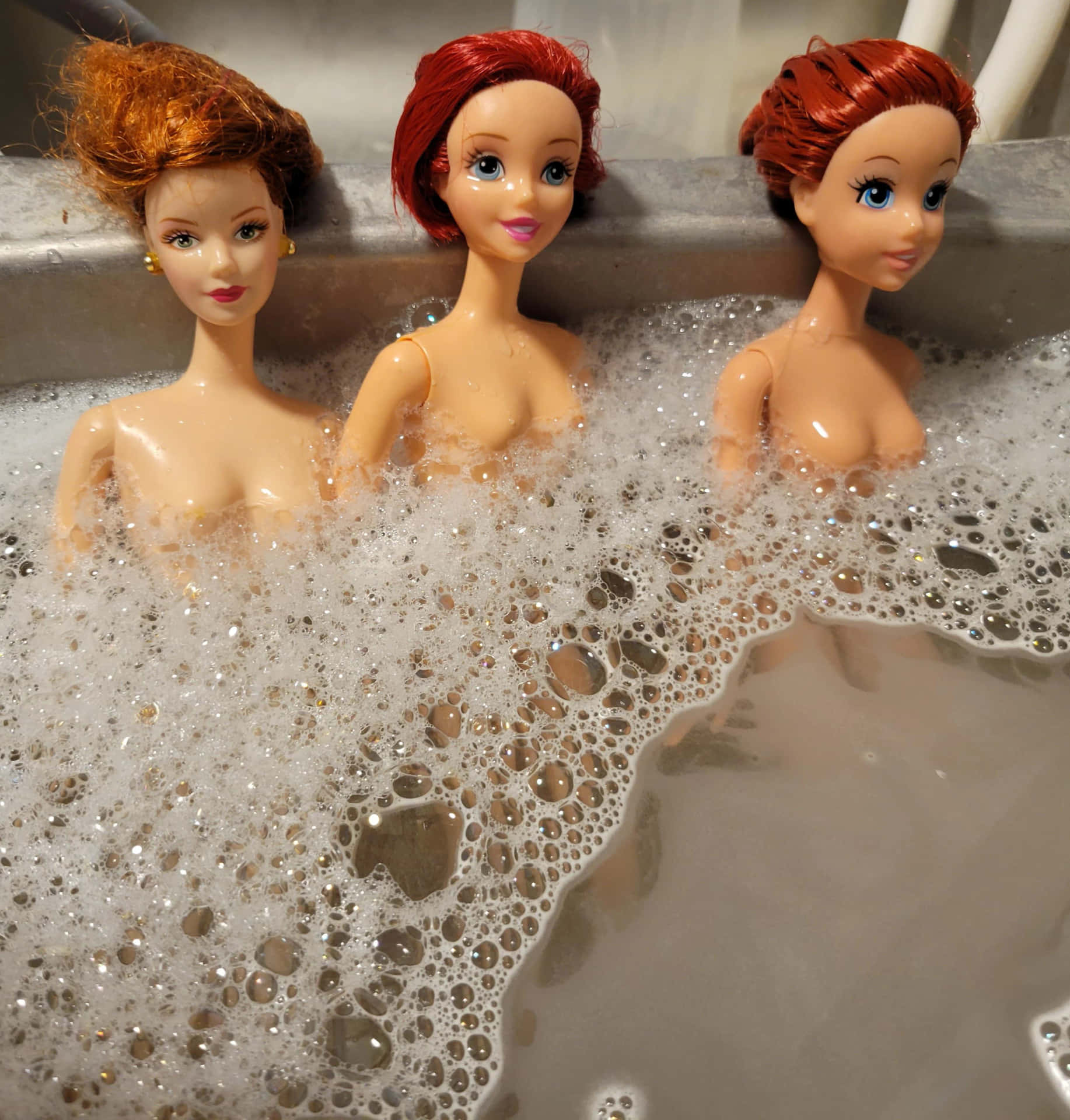 Imagendivertida De Barbie Y Sus Amigas En Una Bañera