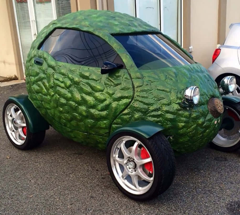 Et bil der er dækket af grøn, avocadoprint.