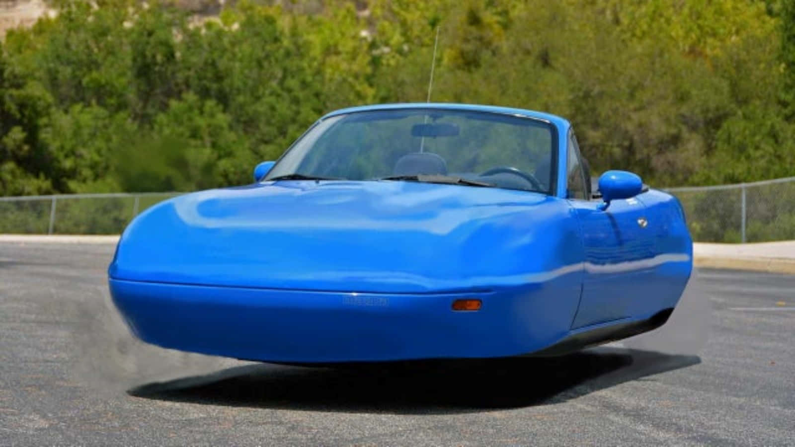 En blå bil med en motor på den.