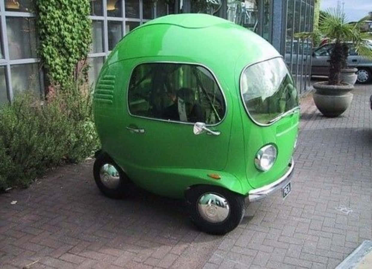 En grøn bil med en grøn æg på den.