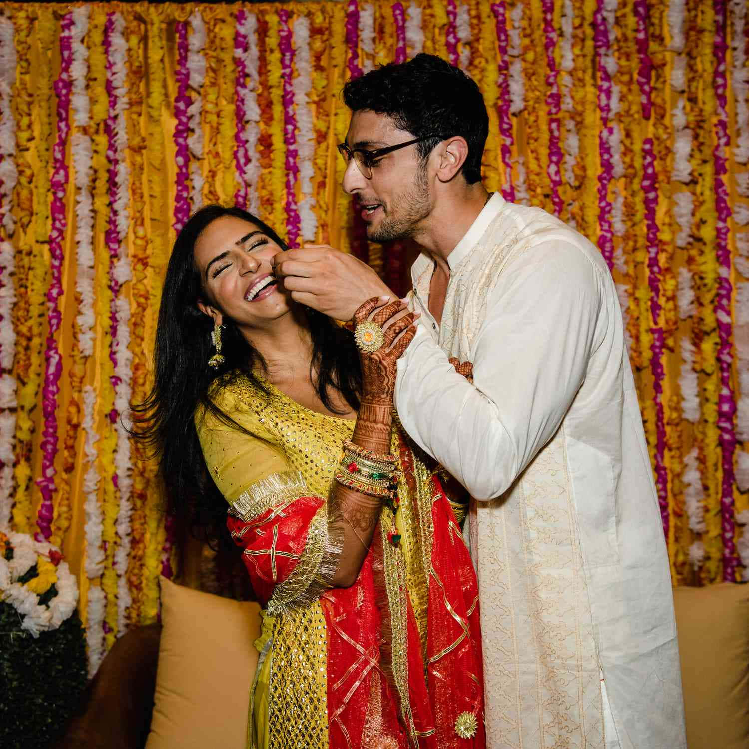 Sjovt par indiske bryllupsbillede som baggrund til pc eller mobil.