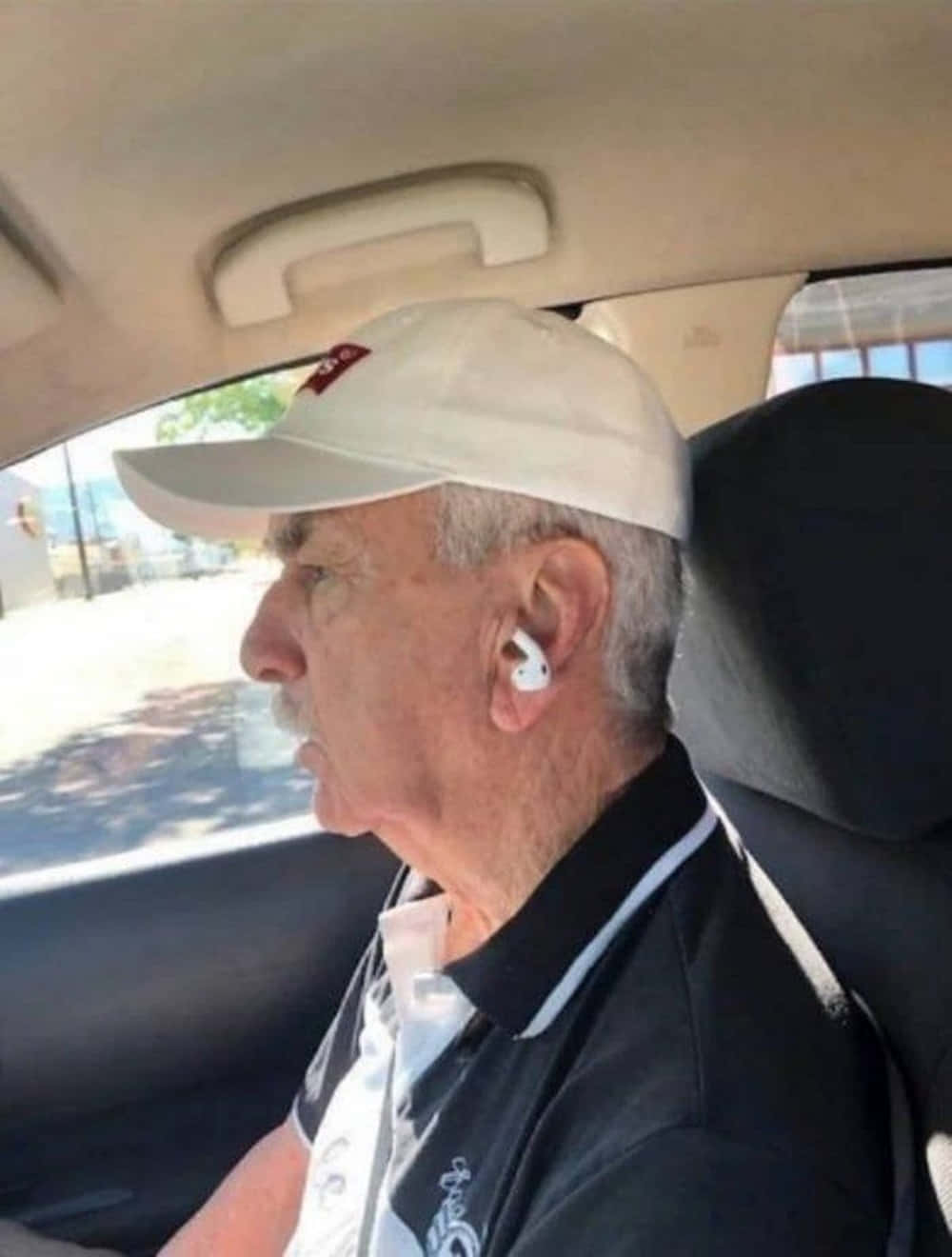 Lustigesdummes Bild Von Einem Alten Mann Mit Kopfhörern