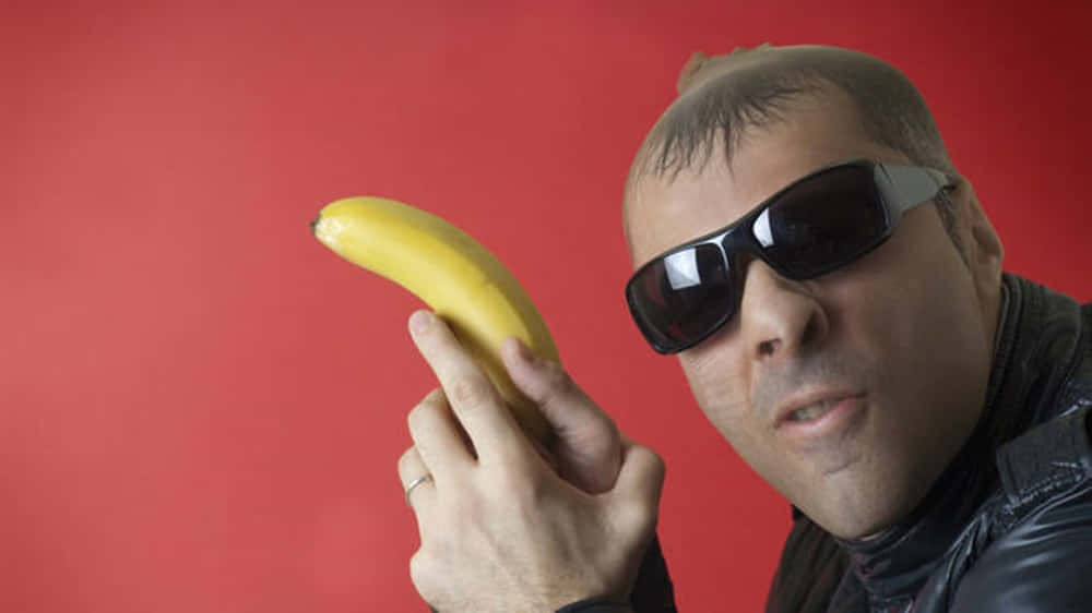 Lustigesbild Von Einem Dummen Mann Mit Einer Bananenpistole.