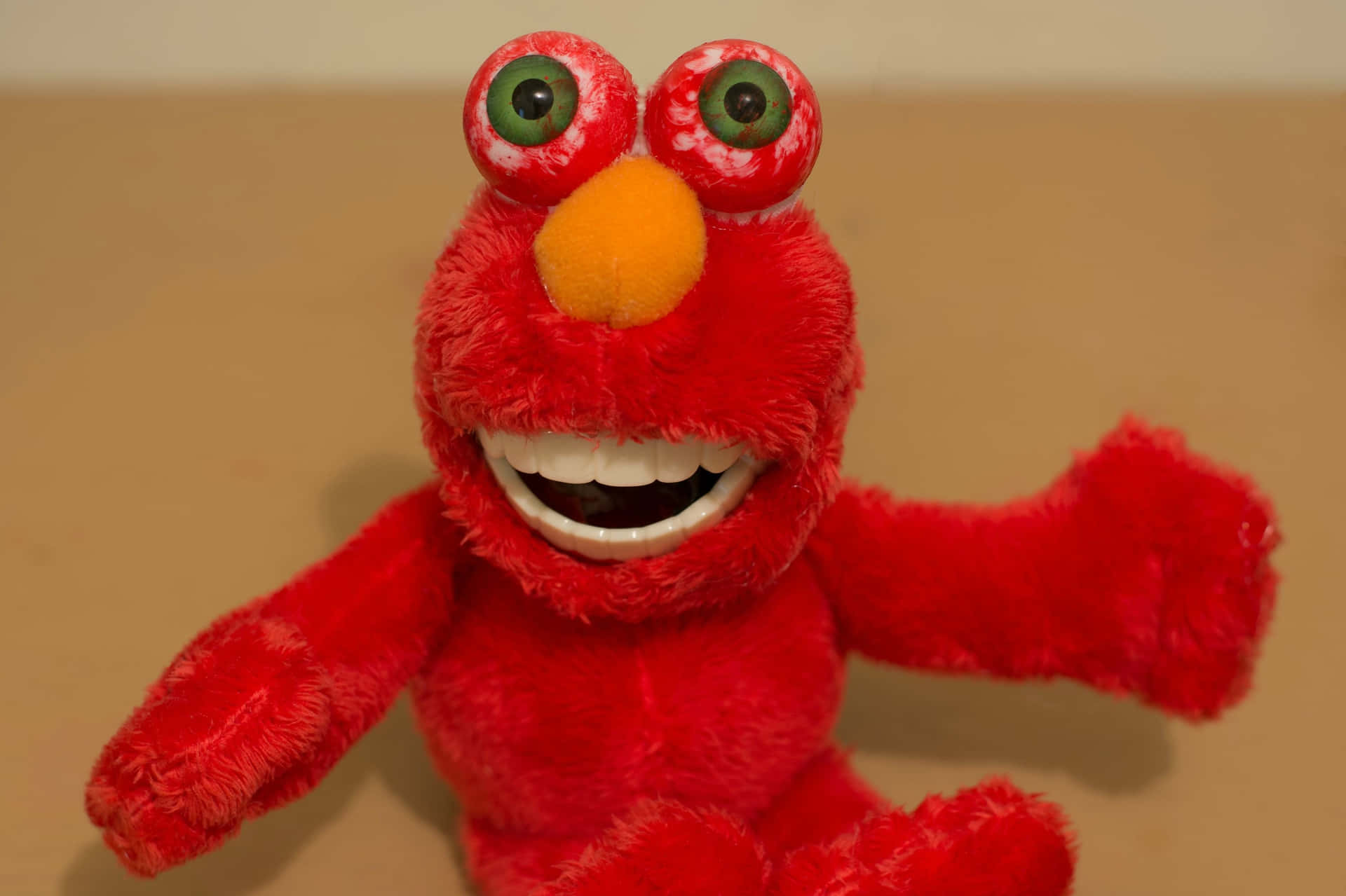 Divertenteimmagine Di Elmo Con Una Bambola Dall'aspetto Inquietante E Occhi Rossi.