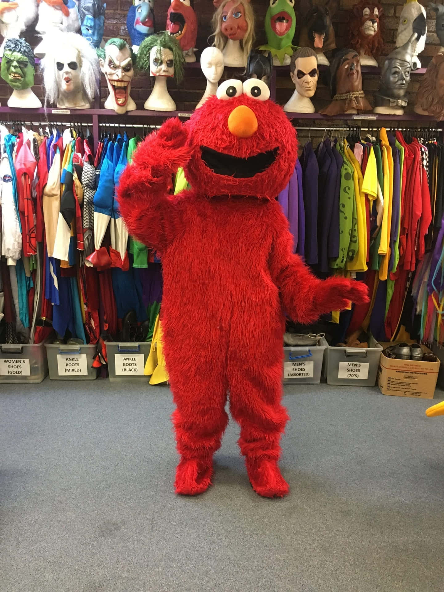 Divertenteimmagine Di Un Costume Di Elmo Nella Boutique.