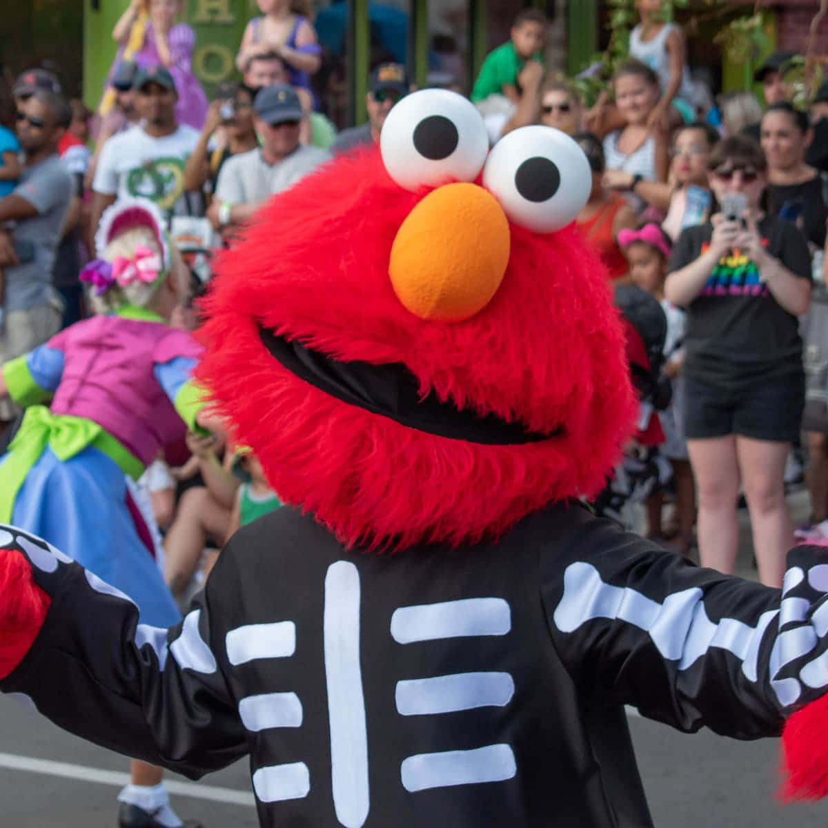 Divertenteimmagine Di Elmo In Costume Da Scheletro Durante Una Sfilata