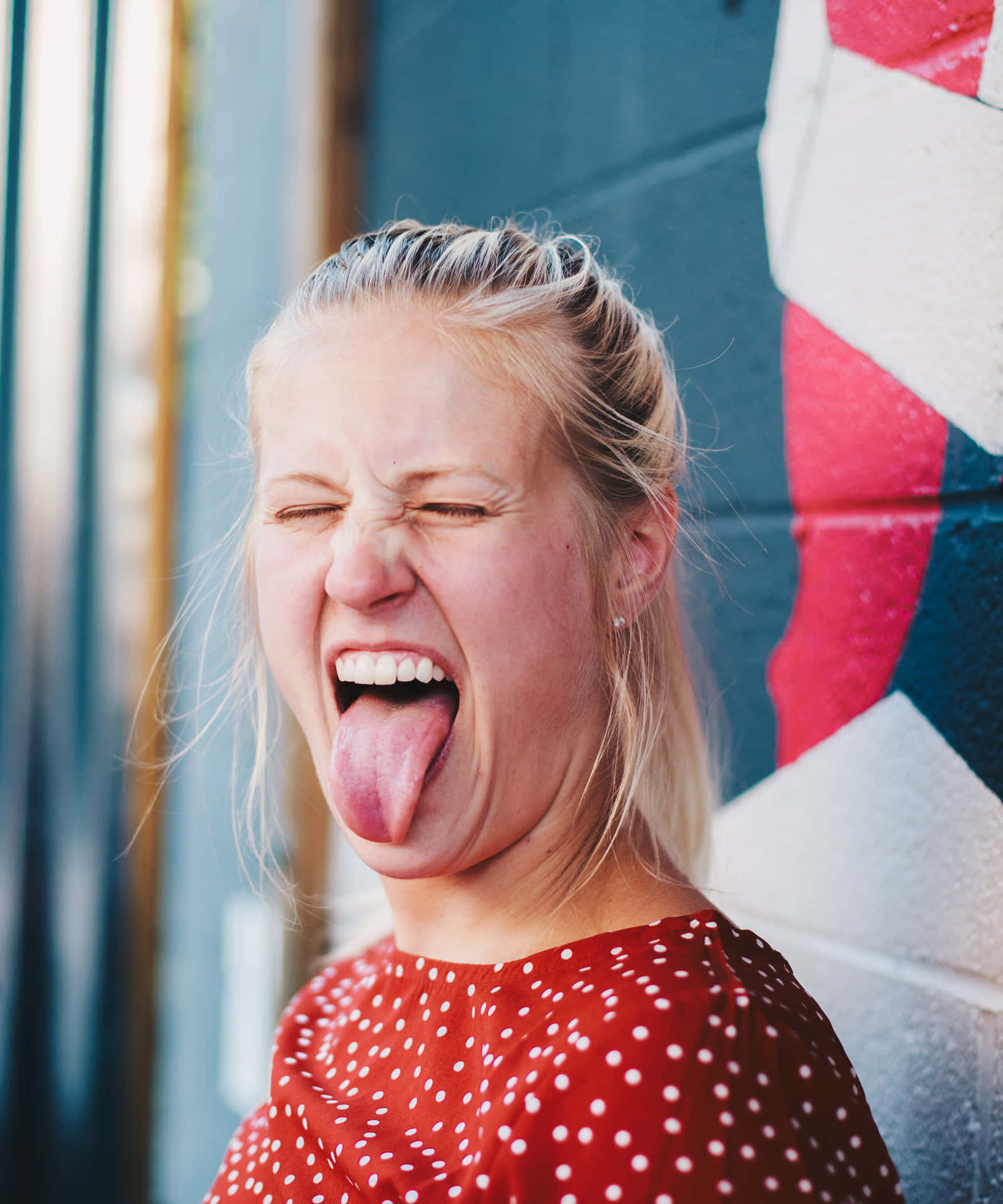 Witzigesbild Von Einem Blonden Mädchen Mit Herausgestreckter Zunge