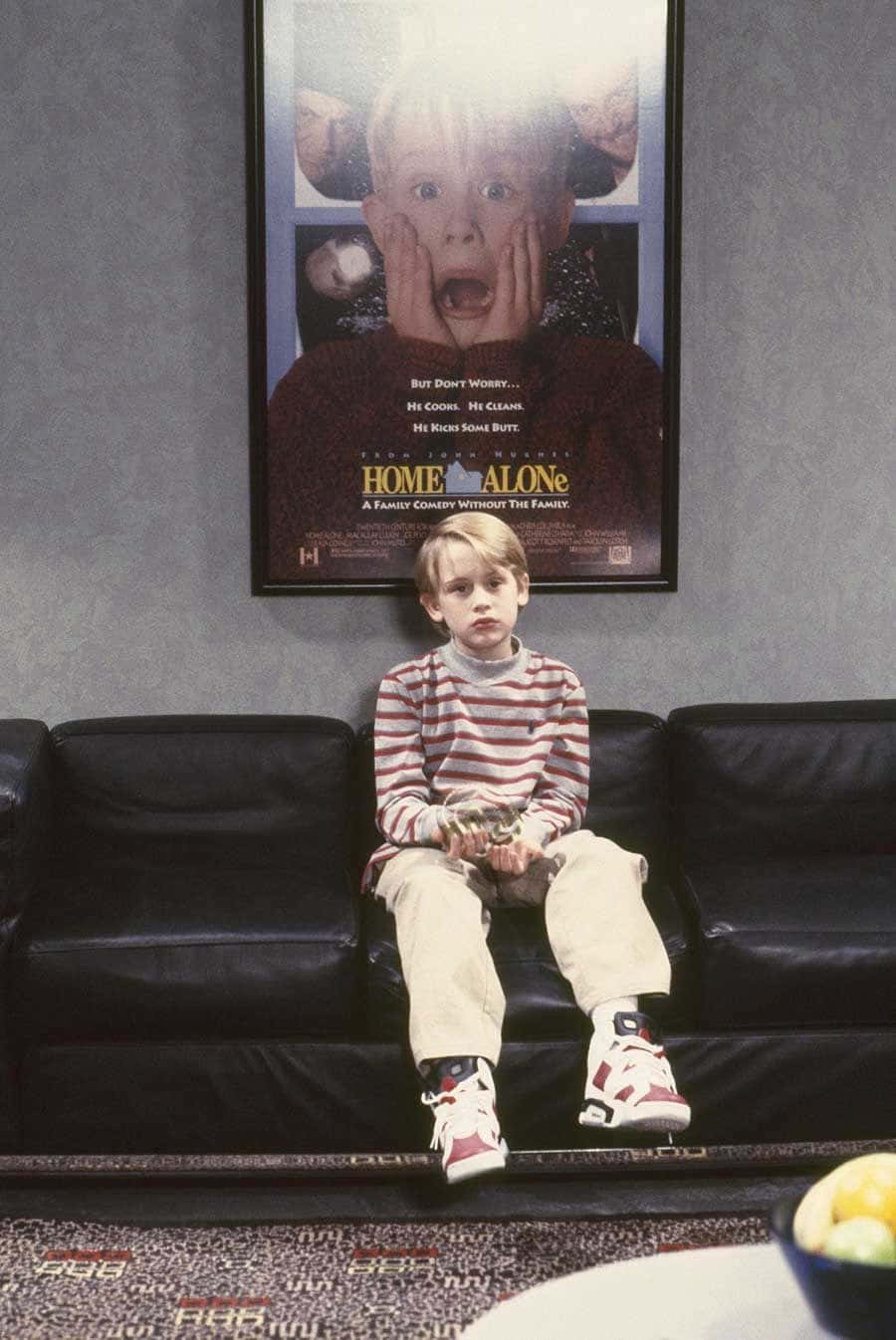 Sjov Home Alone Macaulay Culkin Sofa Scene Tapet Wallpaper