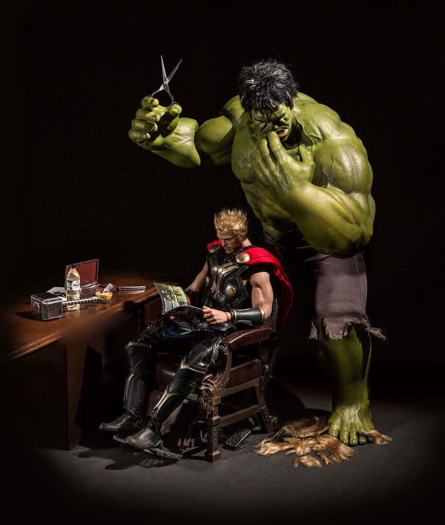 Immaginedivertente Di Marvel Hulk Che Taglia I Capelli Di Thor