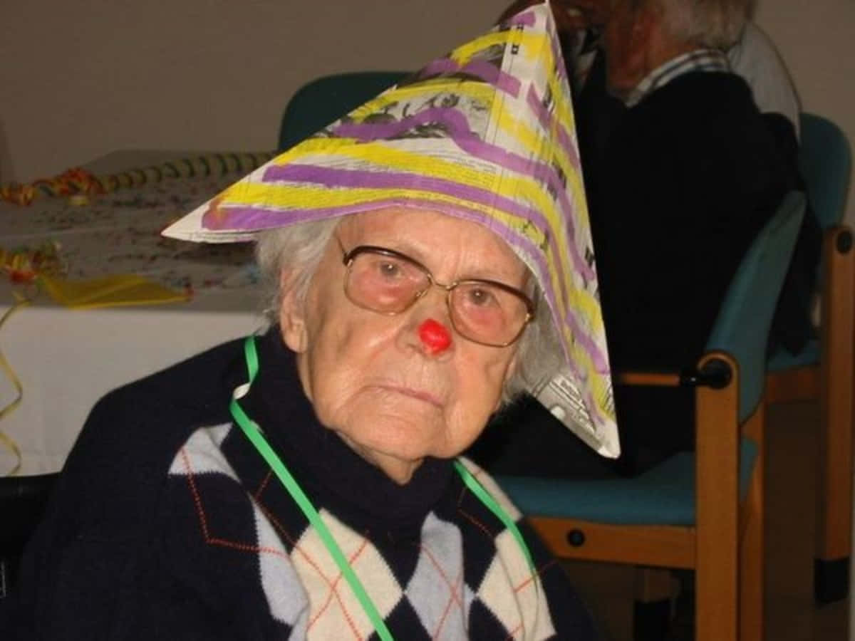 Graciosasimágenes De Una Anciana Con Sombrero De Fiesta.