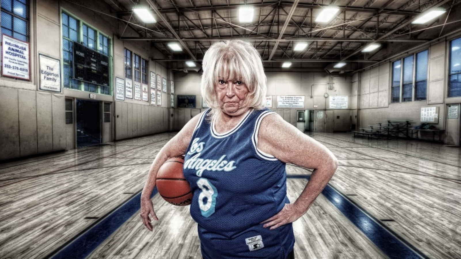 Divertidasfotos De Una Anciana Jugando Al Baloncesto.