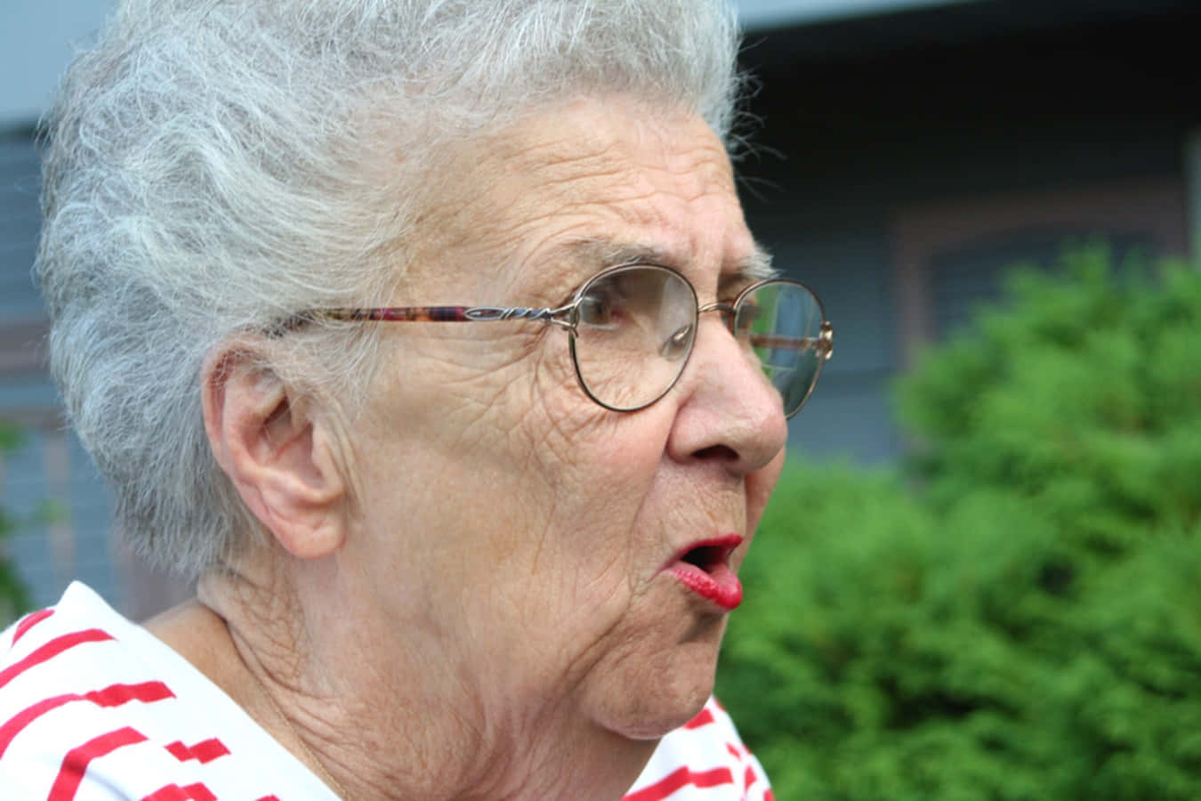 Гроза бабушек. Злая бабушка. Недовольная бабка. Злая бабуля. Пожилая женщина недовольна.