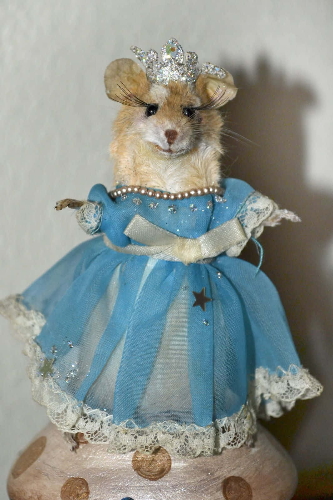 Lustigesbild Von Einer Ratte In Einem Blauen Kleid