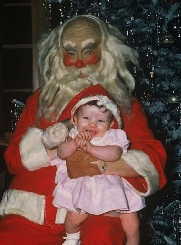 Divertenteimmagine Di Babbo Natale Con Un Dolce Bambino.