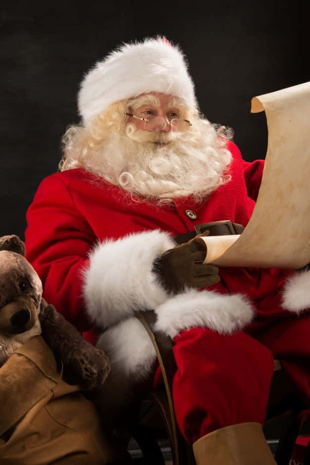 Sjov Santa læser en rulle billedtapet