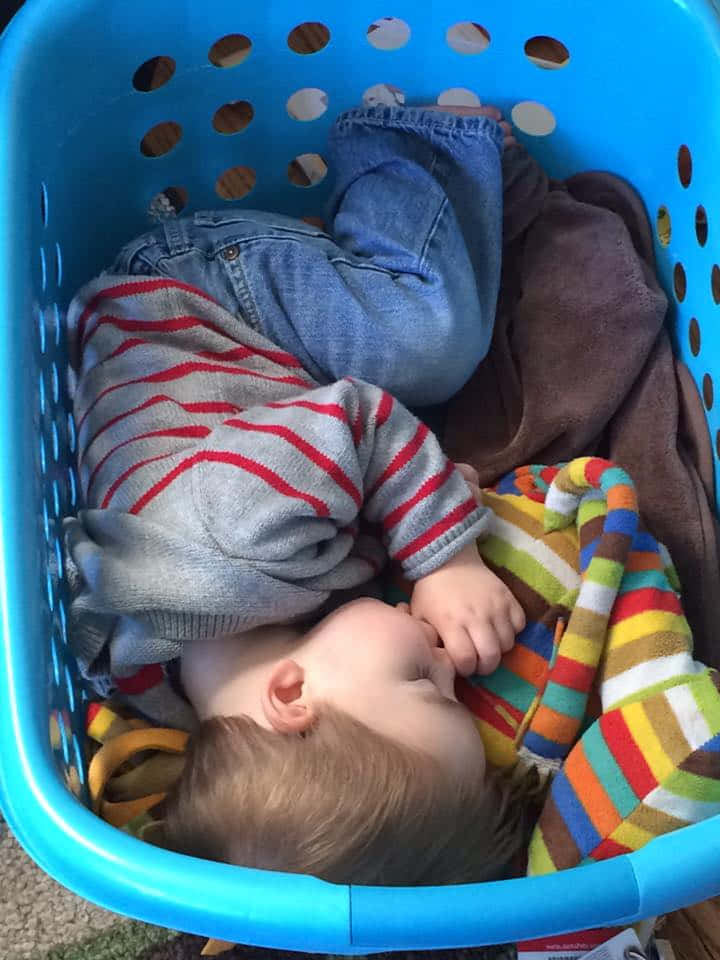 Sjov sovende barn i spand billede tapet