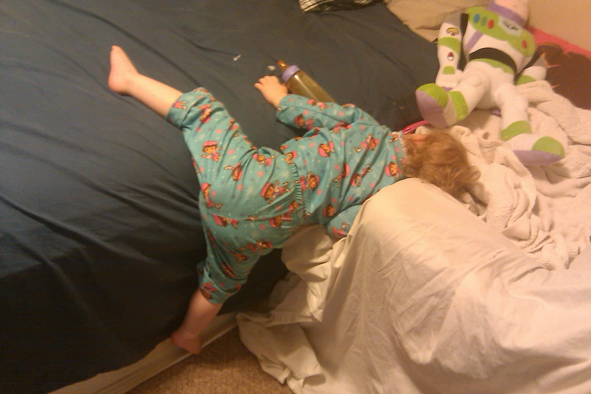 Sjov sovende barn, der falder ud af seng billede