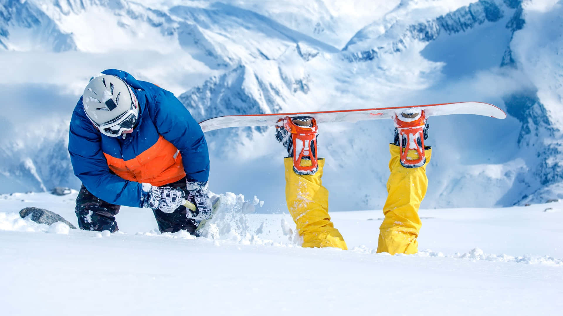 Divertentefoto Di Snowboard Con I Piedi Che Spuntano Fuori Dalla Neve.