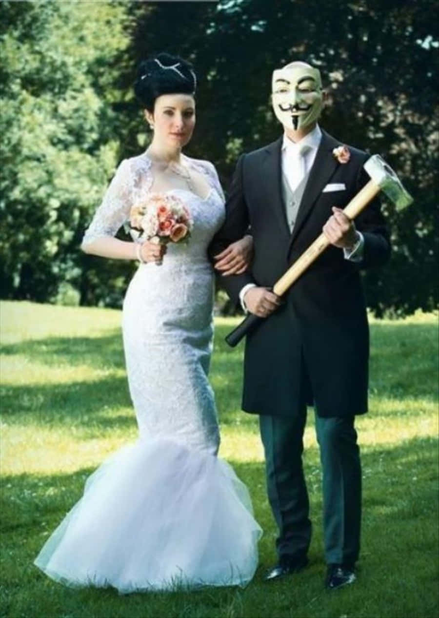 En brud og brudgom klædt som V fra V for Vendetta.