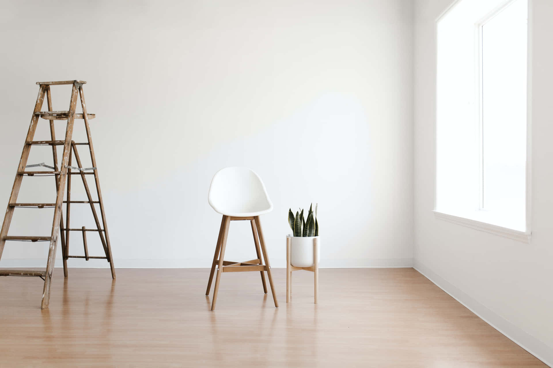 Unahabitación Blanca Con Una Escalera Y Una Silla.