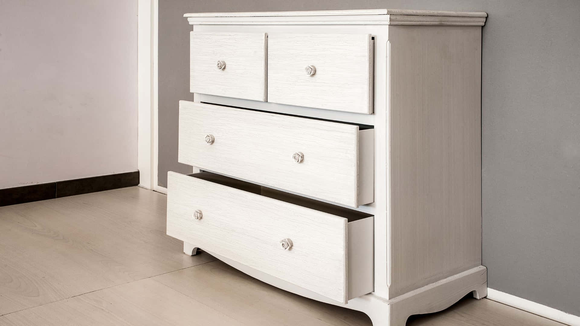 Acquire premium quality furniture pieces to revamp your space