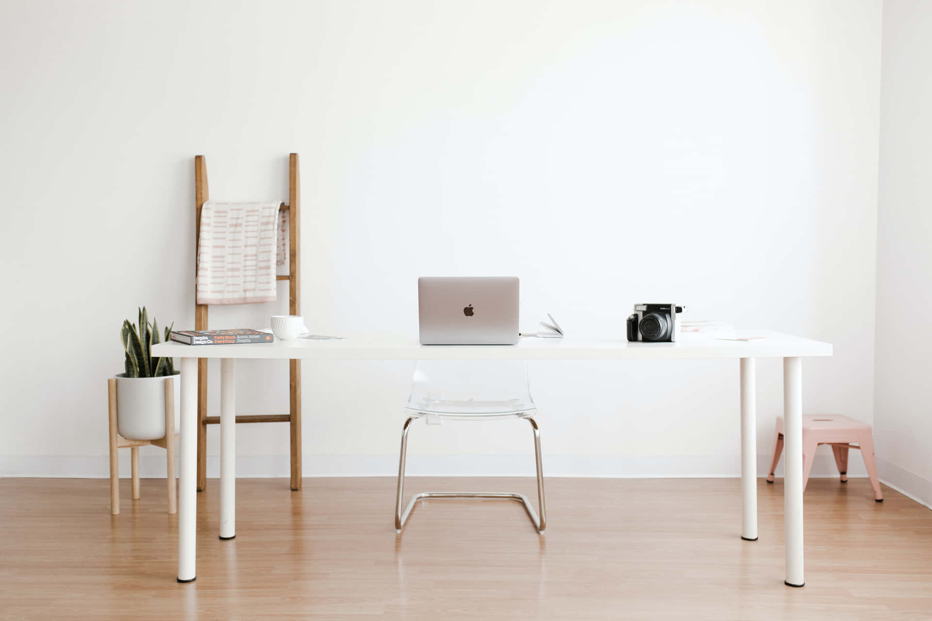Ettvitt Skrivbord Med En Bärbar Dator På Det