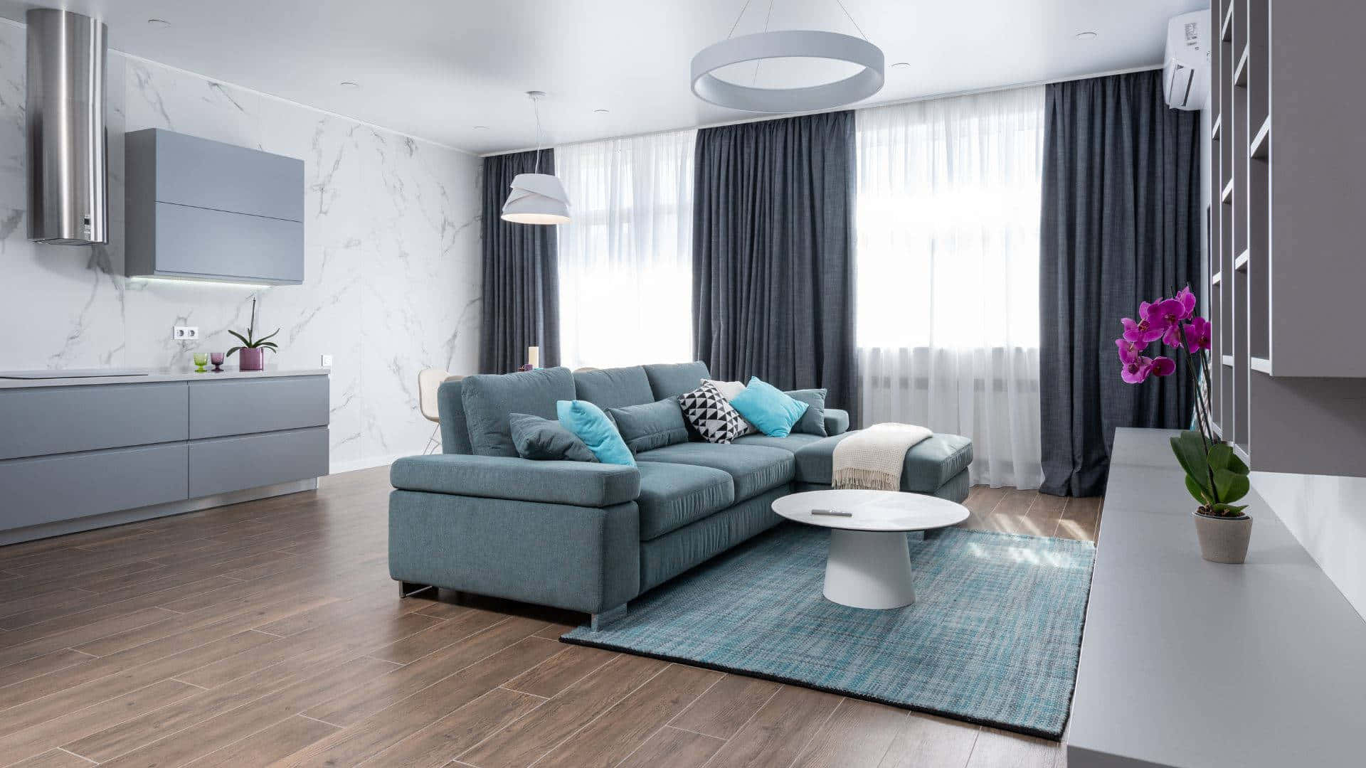 Einwohnzimmer Mit Einem Blauen Sofa Und Weißen Wänden