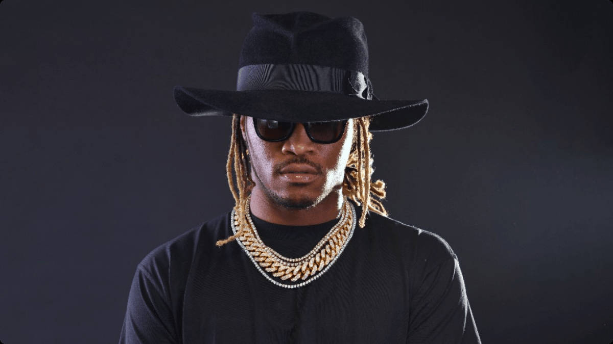 Fremtidig rapper iført sort hat på en stol Wallpaper