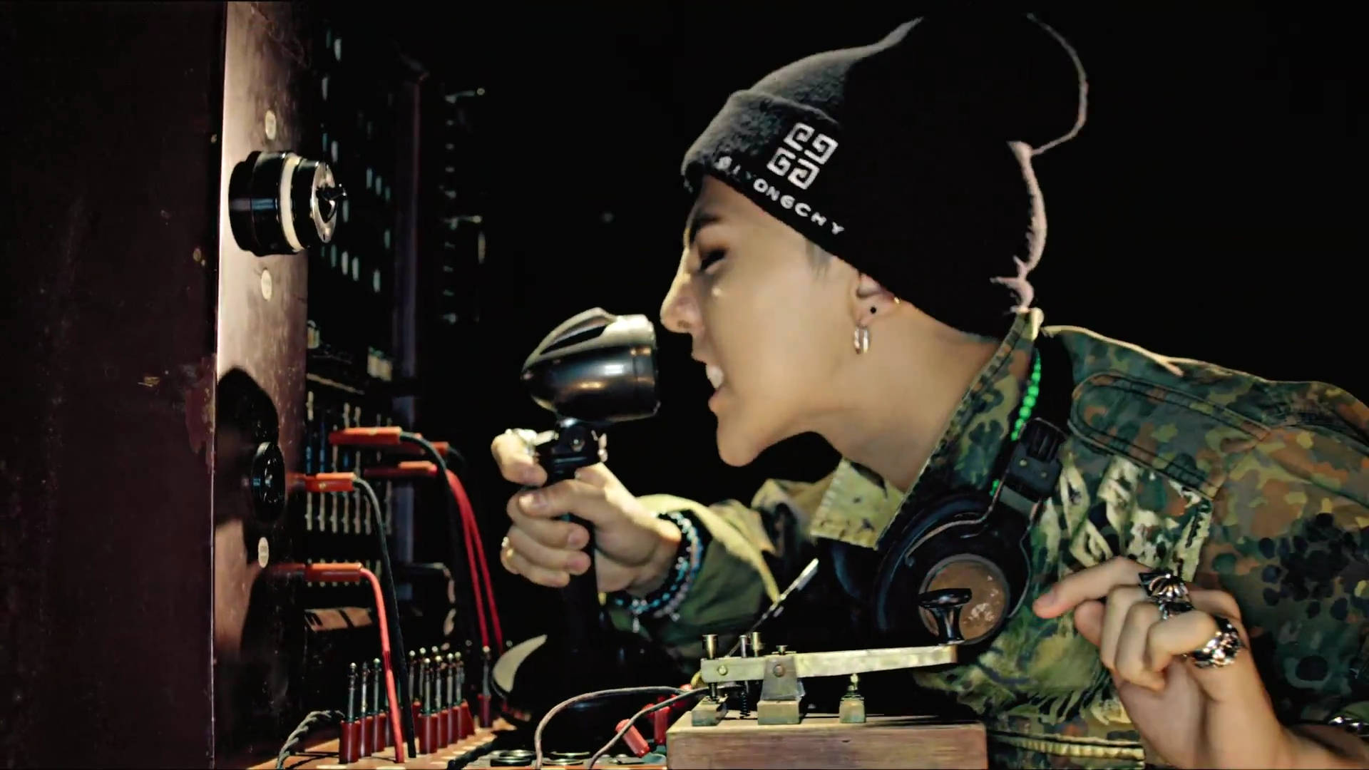 G-dragon With Beanie Wallpaper