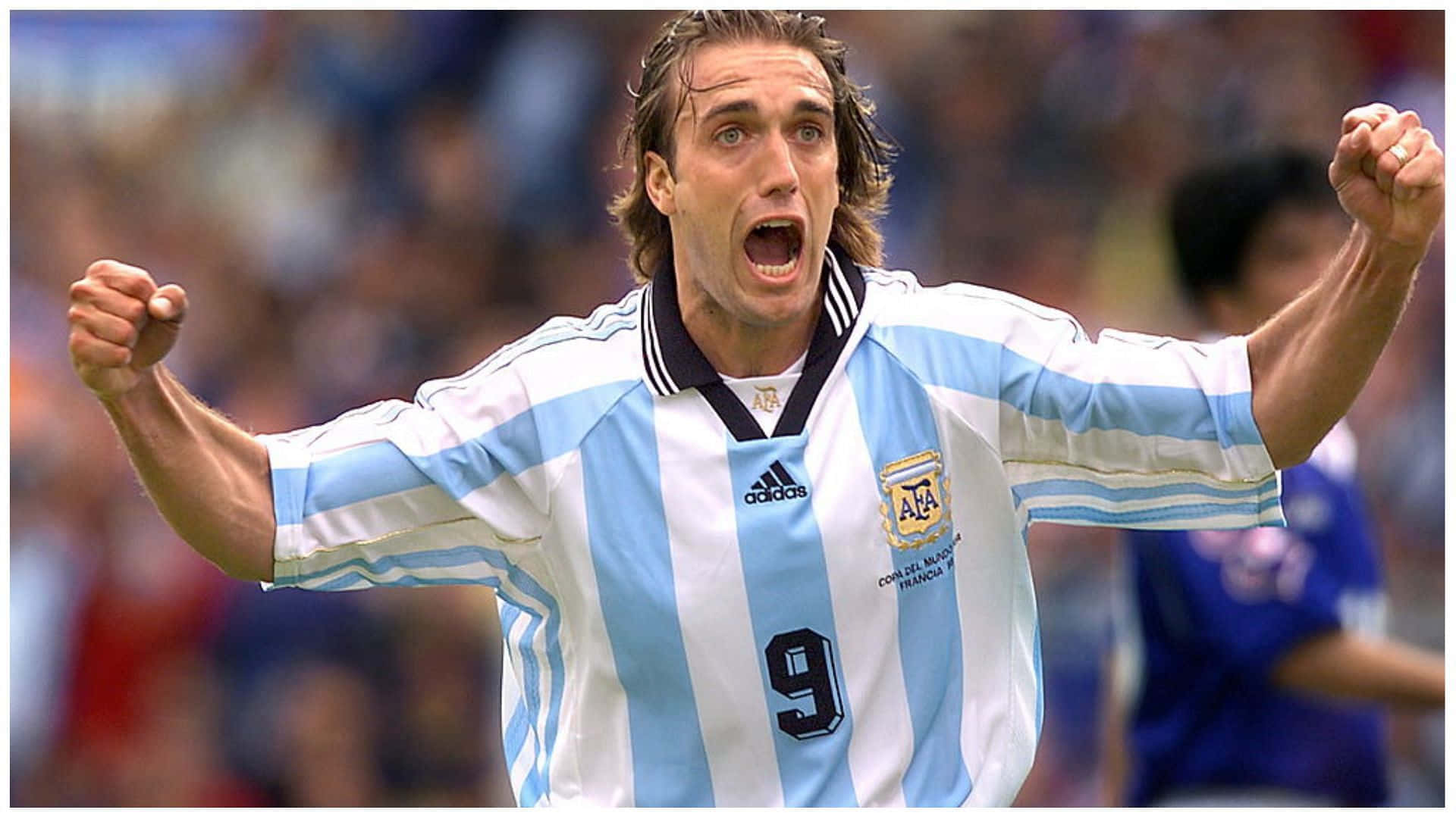 Gabriel Batistuta Argentina Fodboldspiller Fejre Victory Wallpaper