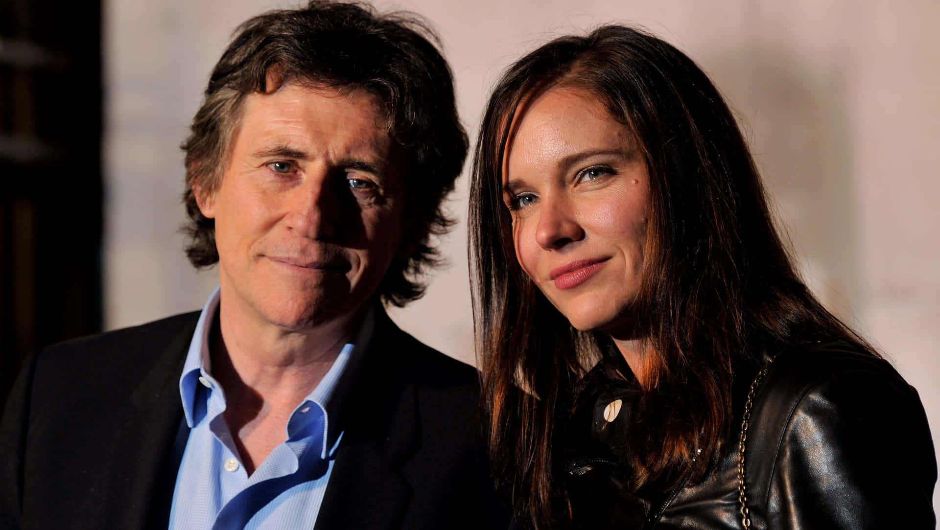 Elicónico Actor Irlandés Gabriel Byrne Captura Un Momento Emotivo. Fondo de pantalla