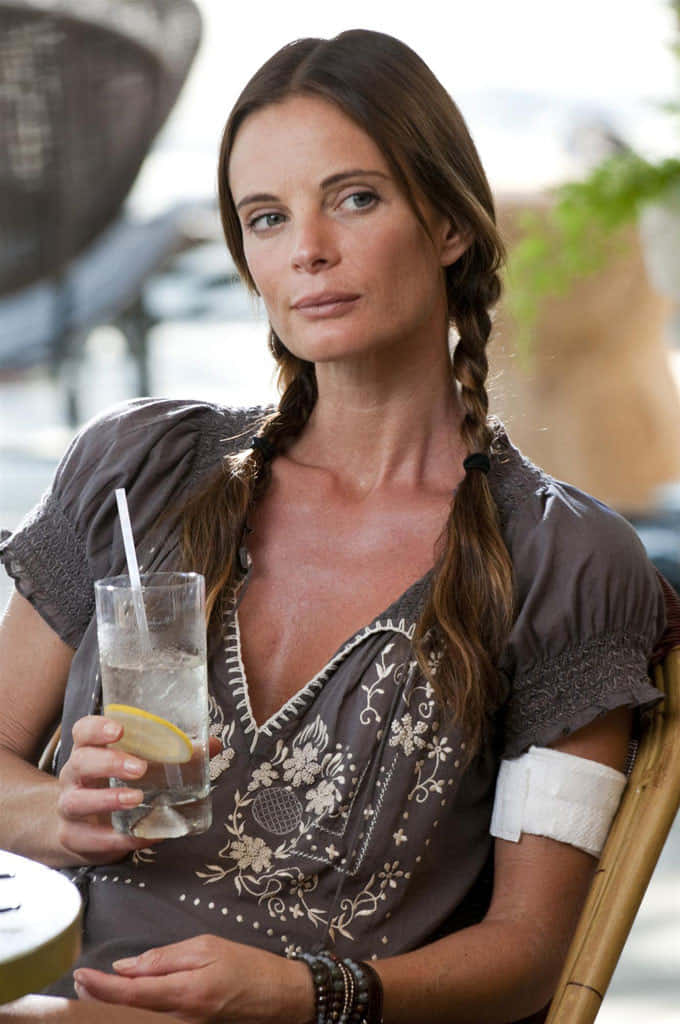 Gabrielle Anwar Verbluffende Pose Achtergrond