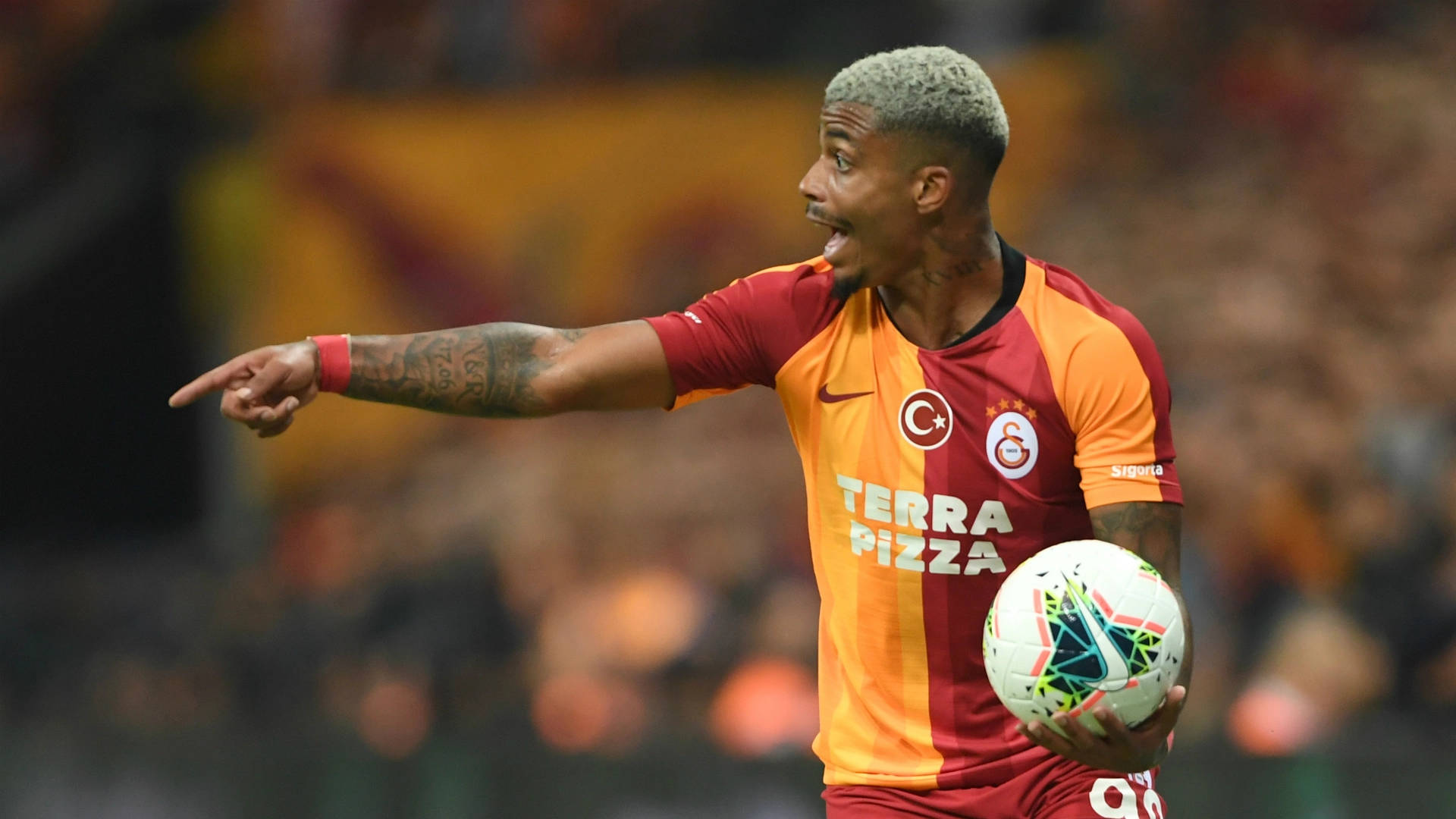 Jugadordel Galatasaray Sosteniendo El Balón Fondo de pantalla
