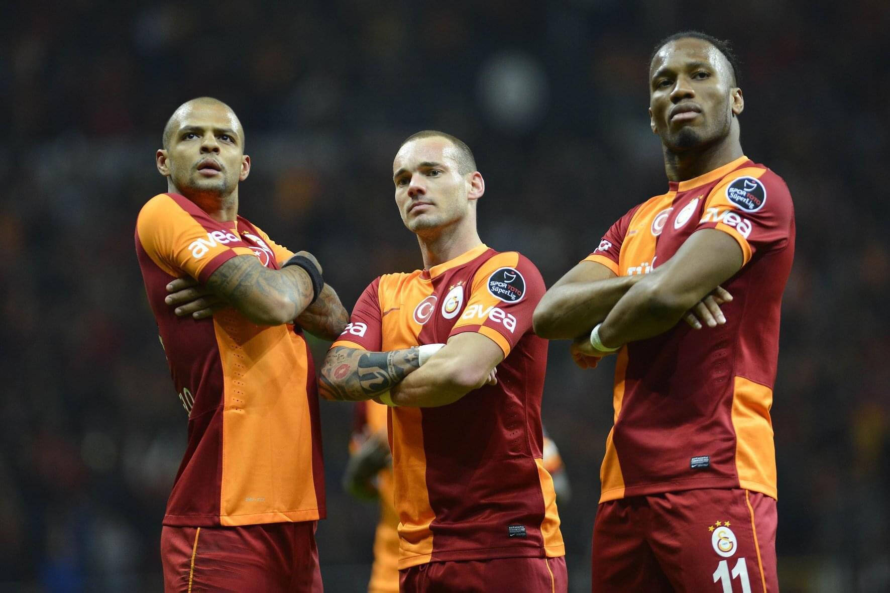 Sports Wallpaper: Galatasaray-spilleres arme krydsede sportsvægge. Wallpaper