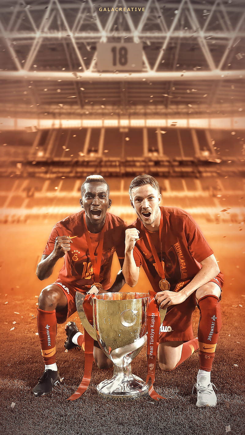 Jogadoresdo Galatasaray Com O Troféu. Papel de Parede