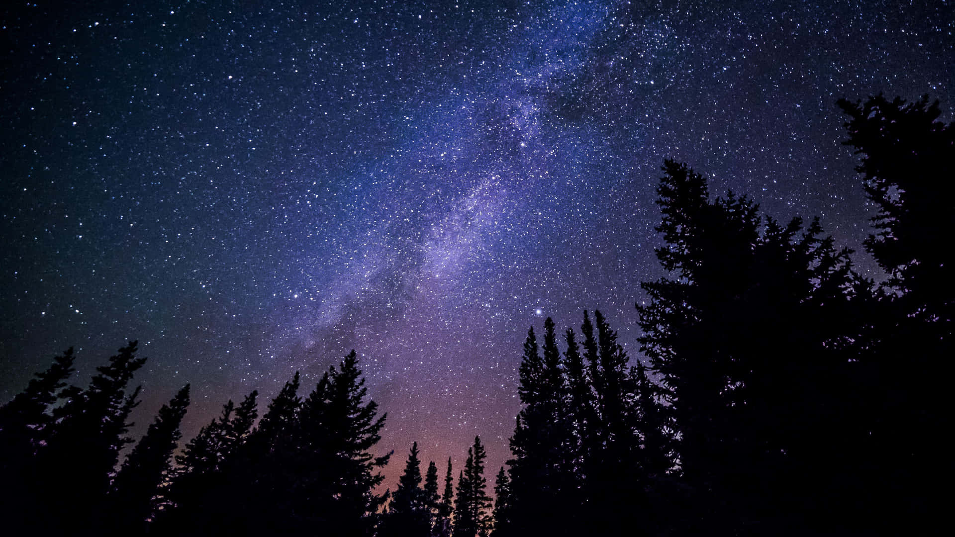 Skønheden af den nattehimmel oplyst af de blinkende stjerner og planeter i galaksen. Wallpaper