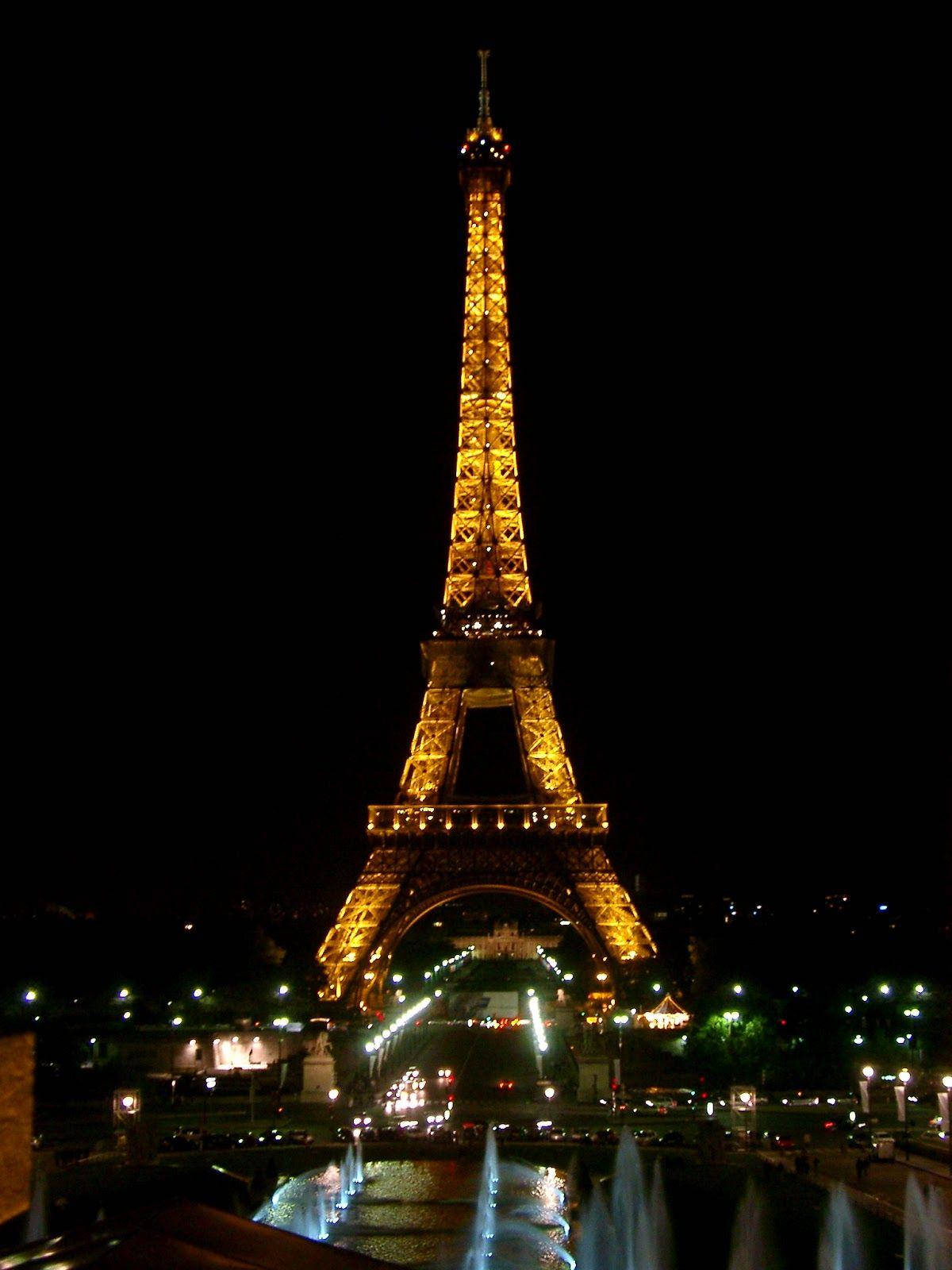 Gambar Eiffel Tower At Night