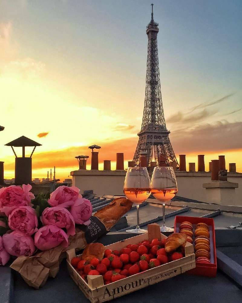 Gambar Food Table Near Eiffel Tower