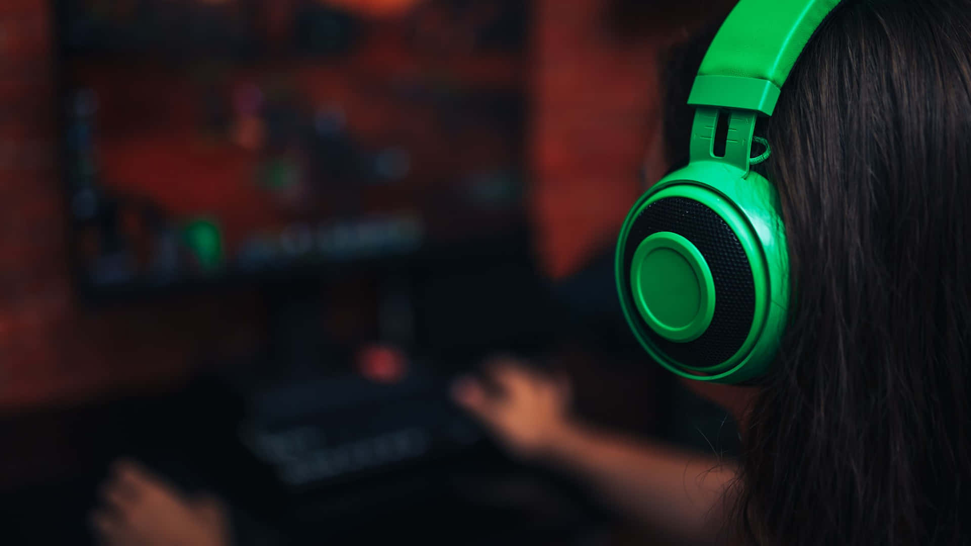 Enkvinde Iført Grønne Hovedtelefoner Spiller Et Spil.