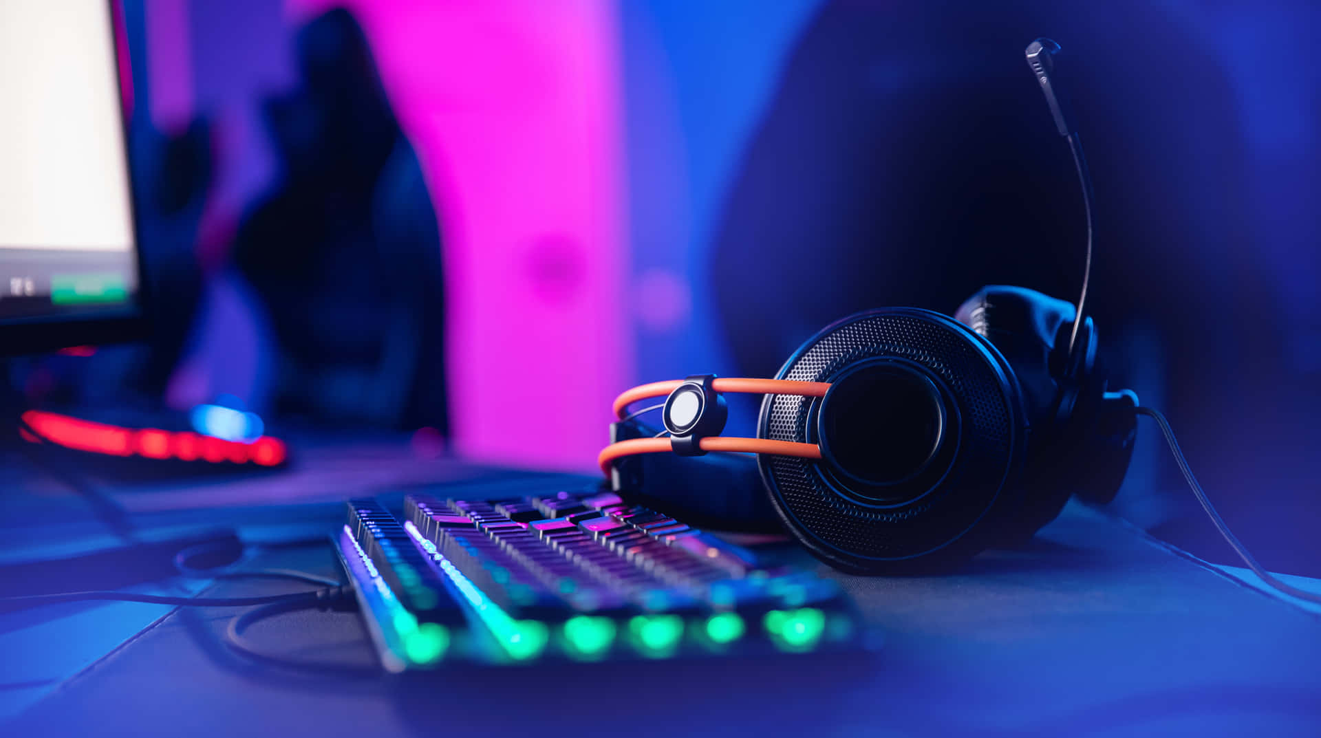 Setup Malam Headset Gaming Dan Keyboard Wallpaper