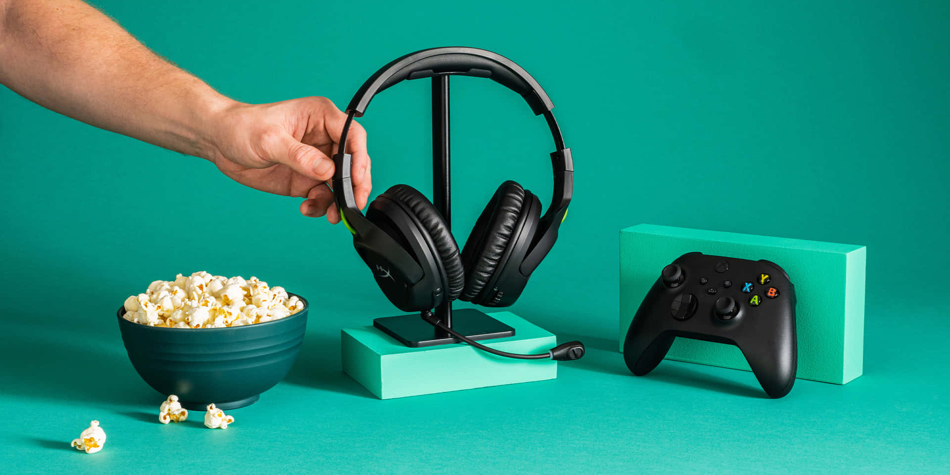 Experience High-Quality Audio with Gaming Headsets Wallpaper