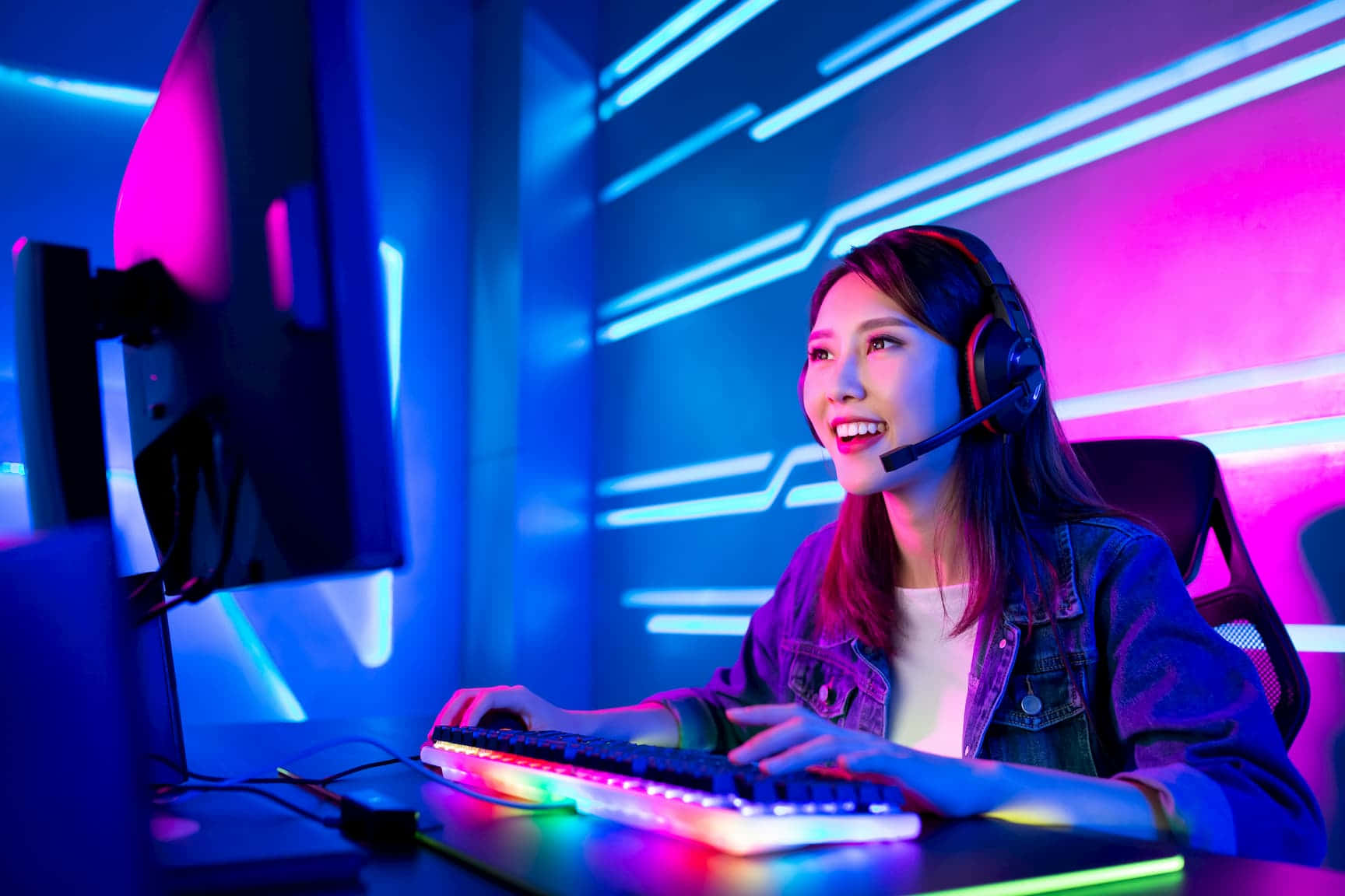 Woman In Gaming PC Picture