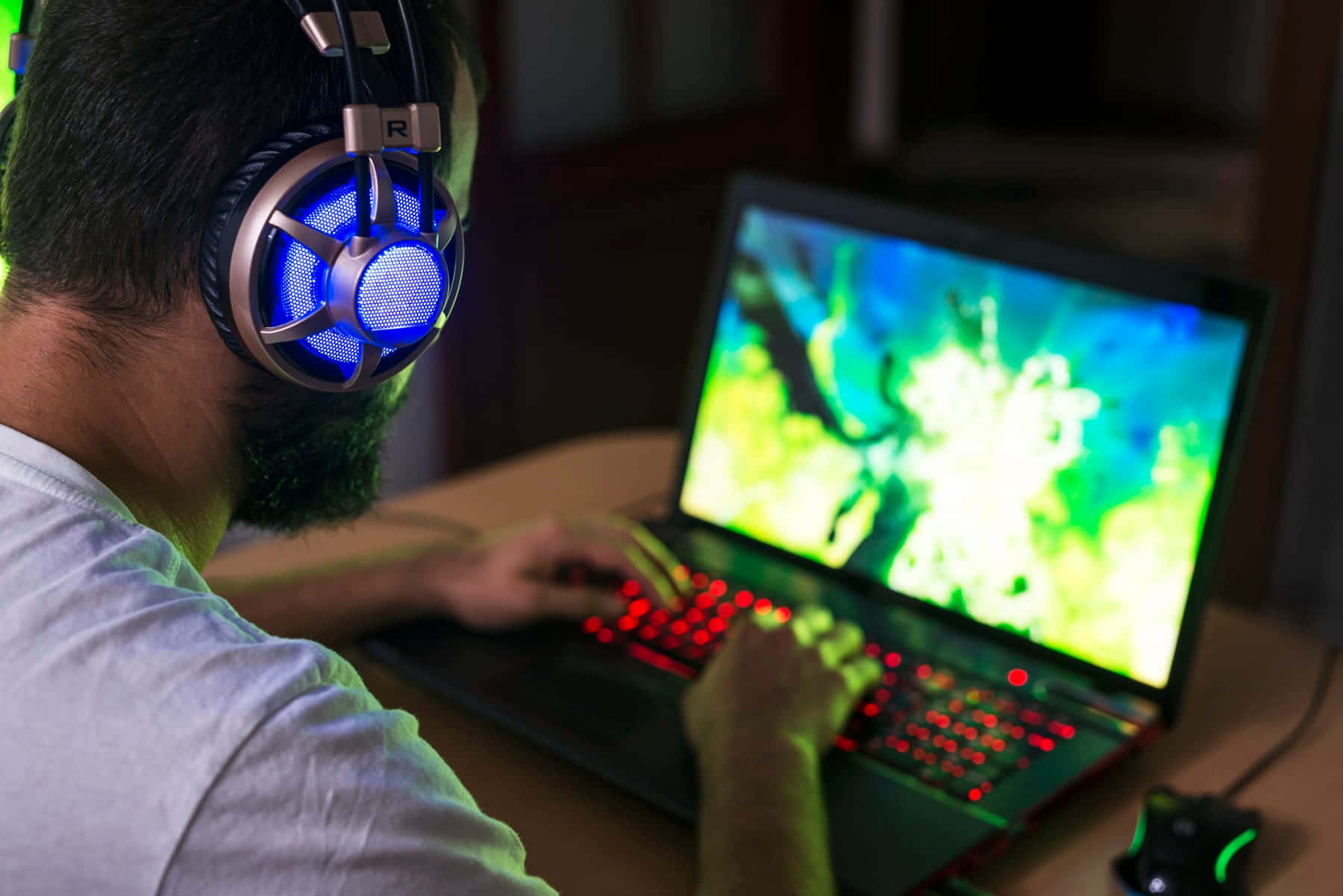 En mand spiller på et gaming laptop billedtapet.