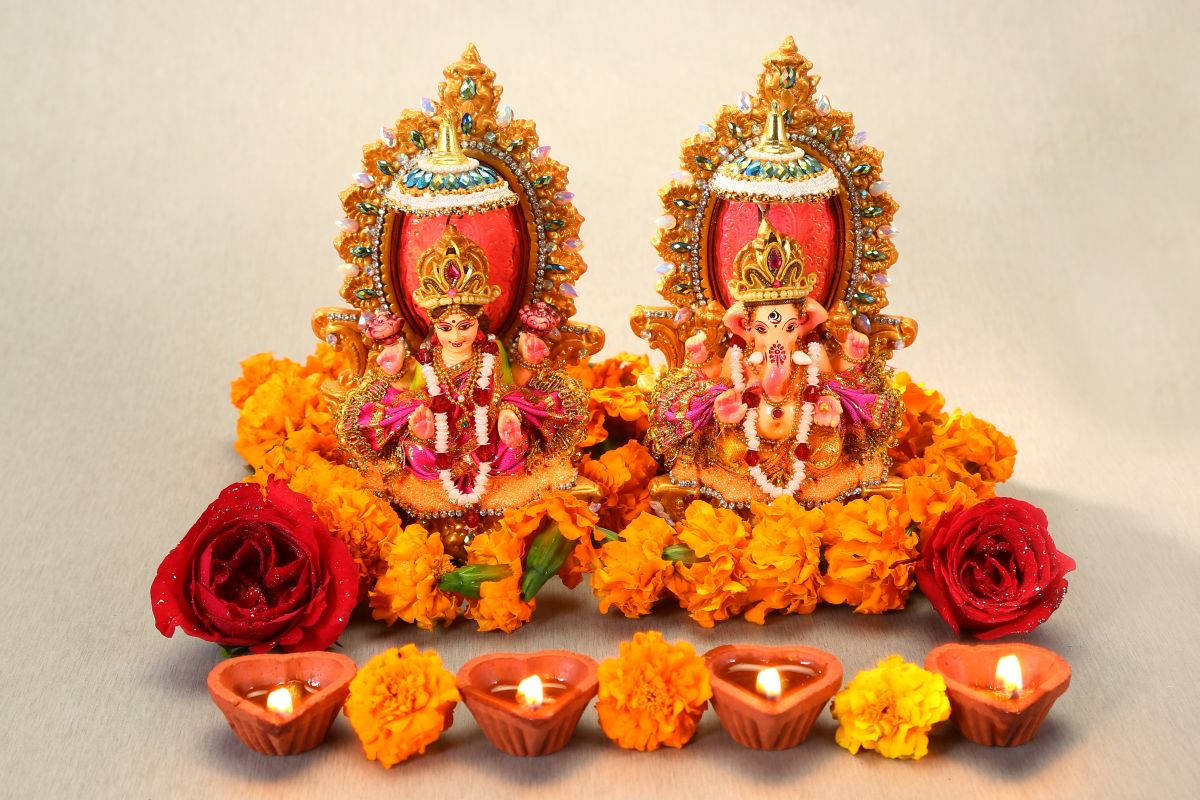 Ganesh og Lakshmi med Strå af Blomster Wallpaper