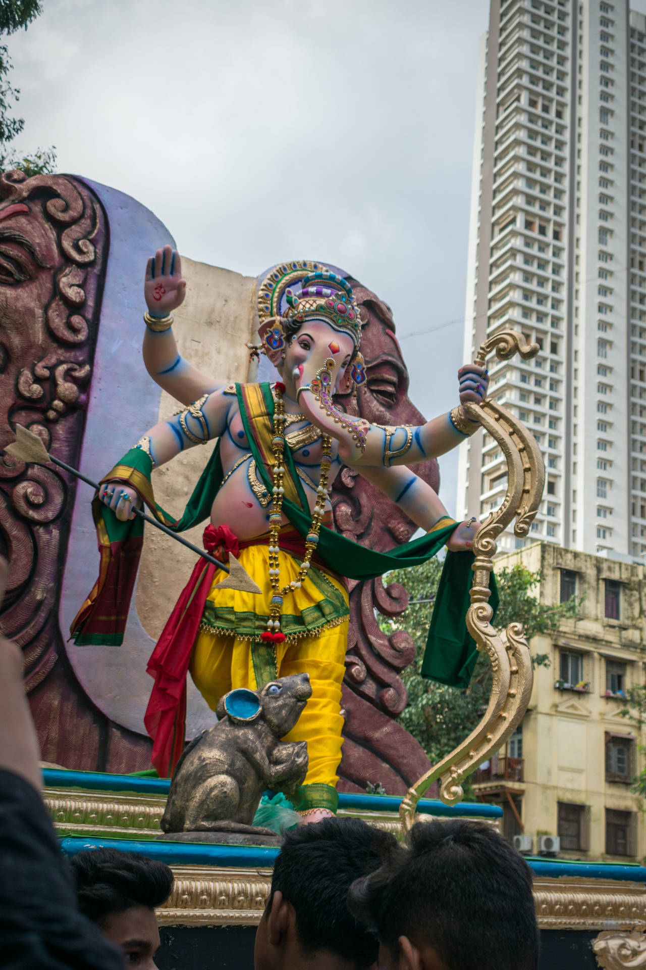 Estatuadel Dios Ganesha Para Día De Ganesh Chaturthi. Fondo de pantalla