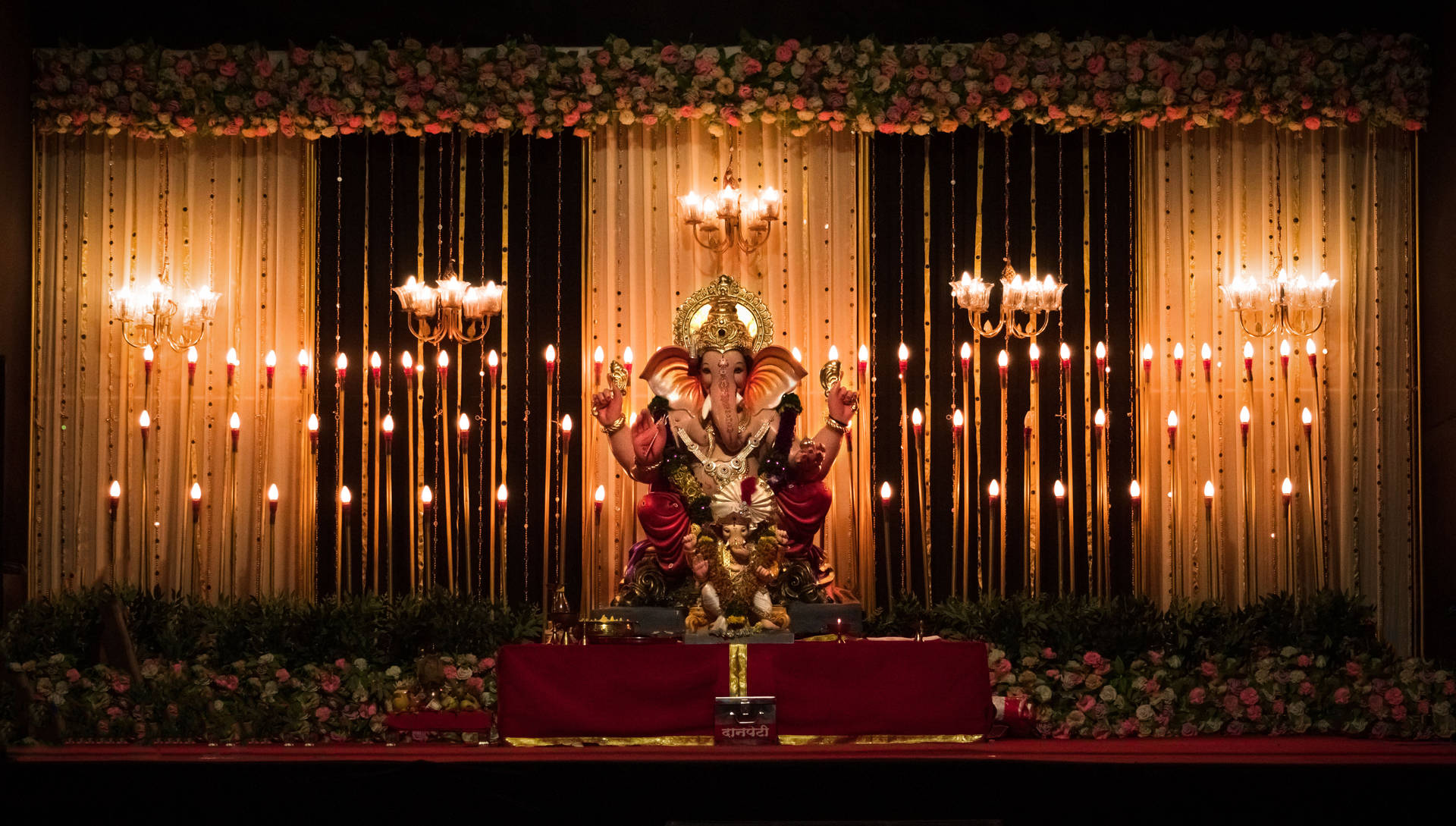 Ganesh Ji Hd Sull'altare Sfondo